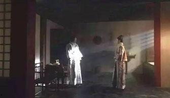 被遗弃：腐朽房屋里的女人,腐朽房屋中的孤独女性